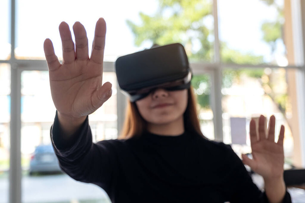 Une femme asiatique portant une caméra VR tout en appréciant jouer à des jeux  - Photo, image