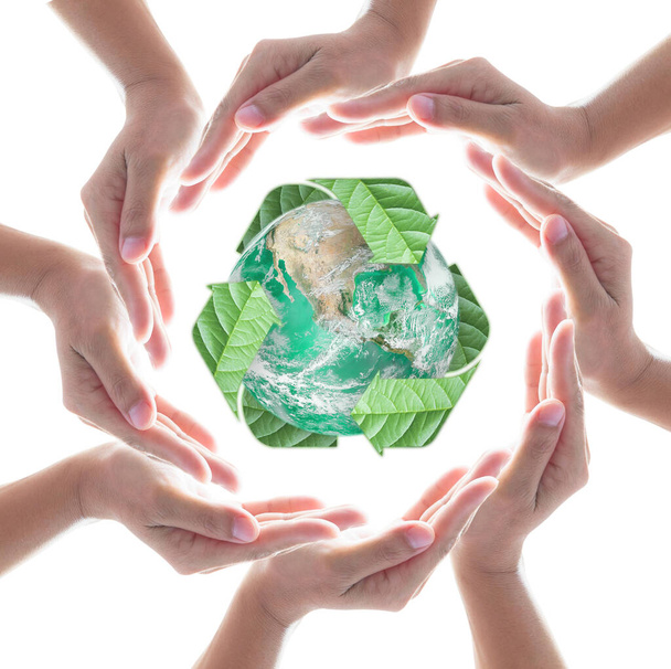 リサイクル矢印の葉で緑の惑星を保護する協力的な人間の手は白い背景に隔離されています:リサイクルは、再利用エコビジネスを減少させますCSRコンセプト: NASAによって提供された画像の要素 - 写真・画像