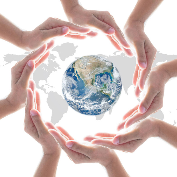 Спільні людські руки навколо всесвітньої мапи світу для концепції розширення спільнот. Елементи цього зображення, надані НАСА. - Фото, зображення