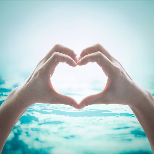 Manos en forma de corazón de amor para la amistad y el ahorro de agua y el concepto del océano - Foto, Imagen
