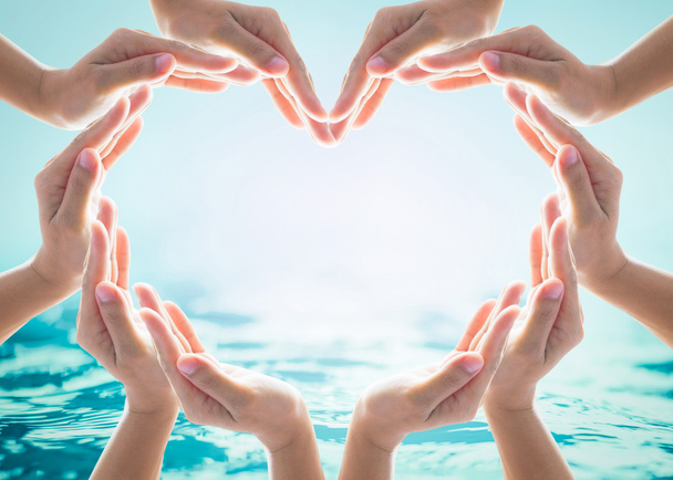 Wassersparen und Weltwassertag für csr-Kampagnenkonzept mit kollaborativen Händen in liebevoller Herzform - Foto, Bild