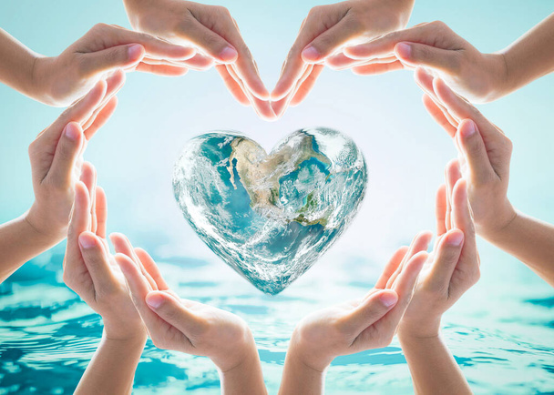 地域社会のボランティアの手で愛の地球と世界の心の日と環境保護の概念。NASAによって装備されたこの画像の要素 - 写真・画像