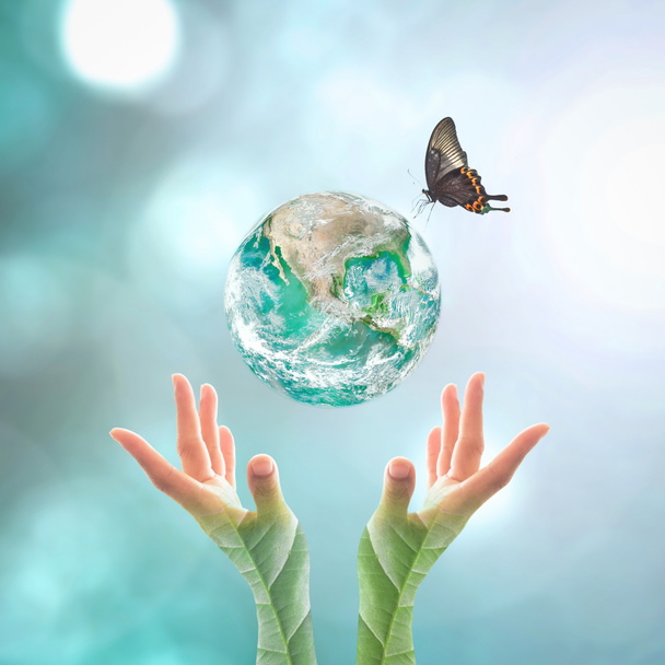 Earth day and go zielona koncepcja z dużą zieloną planetą na rękach ludzi z liści drzewa: Elementy tego obrazu urządzone przez NAS - Zdjęcie, obraz