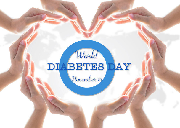 糖尿病予防スクリーニング啓発キャンペーンのための保護ハート型の手の中に青色の円の象徴的なロゴと世界糖尿病の日の概念 - 写真・画像
