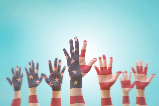 Αμερικανική σημαία μοτίβο στην ομάδα χέρι των ανθρώπων σηκώνοντας την ομάδα  - Φωτογραφία, εικόνα