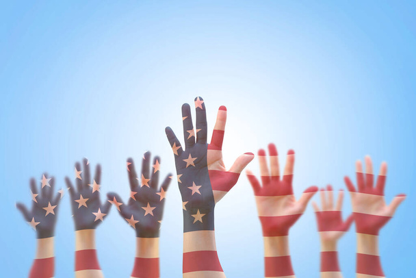 Amerykański wzorzec flagi na rękach ludzi do głosowania, wolontariat wybory partycypacyjne, koncepcja praw obywatelskich - Zdjęcie, obraz