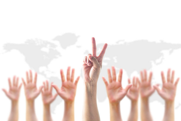 Führers zwei Finger V Siegeszeichen unter verschwommenen Händen Crowdgruppe für Weltbeteiligung, Führung, Freiwilligenkonzep - Foto, Bild