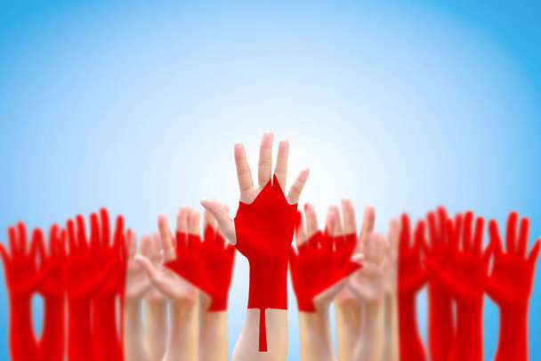 Καναδάς εθνική σημαία κόκκινο σφενδάμι μοτίβο φύλλων για τους ανθρώπους τα χέρια σηκώνοντας για τα δικαιώματα των πολιτών και την εκλογική ψηφοφορία έννοια  - Φωτογραφία, εικόνα