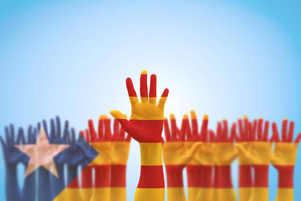 Katalońska koncepcja separatyzmu z flagą Senyera estelada (wschodnia Katalonia) na dłoni Katalończyków otwarte dłonie (odizolowane ścieżką wycinania) Zwolennicy Katalonii do głosowania niepodległościowego - Zdjęcie, obraz