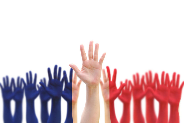 Ranskan lippu kuvio Ranskan kansan kädet nostaa valkoisella pohjalla - Valokuva, kuva