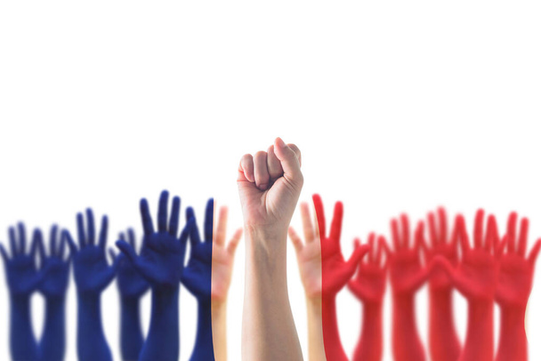 Patrón de bandera nacional de Francia en el puño del líder entre las palmas de las manos de la gente levantándose sobre fondo blanco - Foto, Imagen
