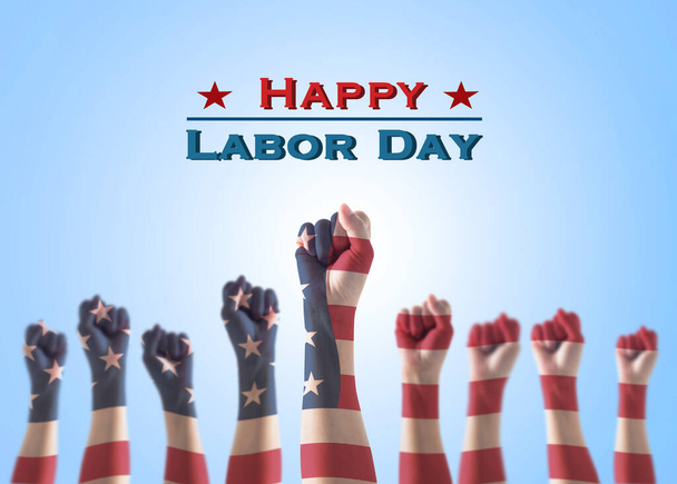 Šťastný pracovní den s USA národní vlajky vzor na vůdce pěst izolované (výstřižek cesta) modrá obloha pozadí - Fotografie, Obrázek