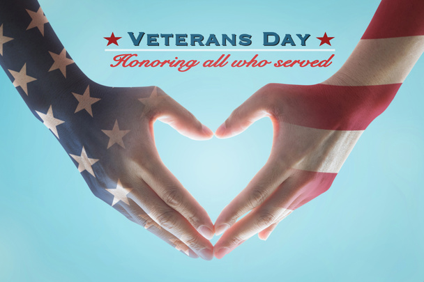 Amerikan Gaziler Günü, Amerika Birleşik Devletleri bayrak desenli kalp şeklinde insanların ellerinde ve Amerikan ülkesine hizmet eden herkesi anons ediyor. - Fotoğraf, Görsel