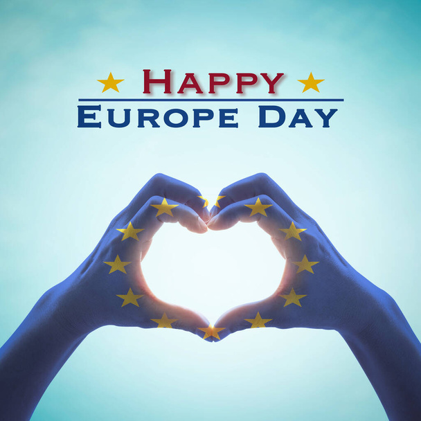 Счастливого Дня Европы с флагом Европейского Союза на руках людей в форме любви  - Фото, изображение