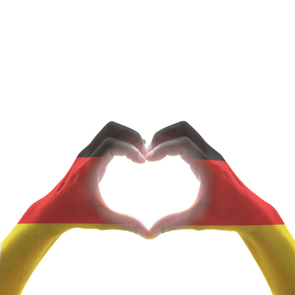 Alemania bandera nacional en las personas corazón forma manos. - Foto, imagen
