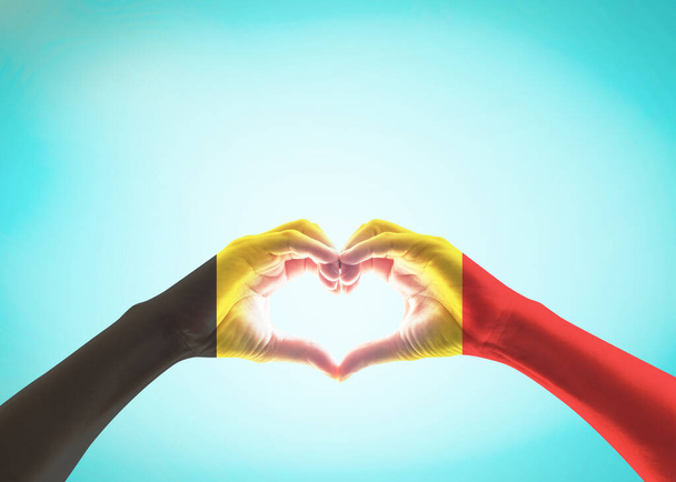 İnsanların kalp şekilli elleri üzerinde Belçika bayrağı deseni (kırpma yolu) vintage arka planda  - Fotoğraf, Görsel