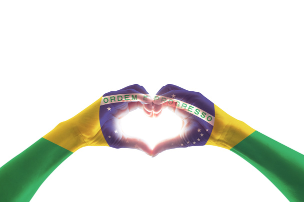 Σημαία Βραζιλίας για τους ανθρώπους τα χέρια σε σχήμα καρδιάς για την ημέρα εργασίας και εθνική γιορτή των εορτών που απομονώνονται σε λευκό φόντο - Φωτογραφία, εικόνα