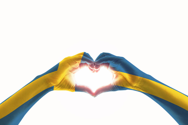 Flaga Szwecji na ludzi kształt serca ręce. - Zdjęcie, obraz