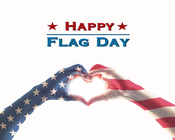 Ευτυχισμένη ημέρα σημαία με την αμερικανική σημαία μοτίβο για τους ανθρώπους τα χέρια σε σχήμα καρδιάς - Φωτογραφία, εικόνα