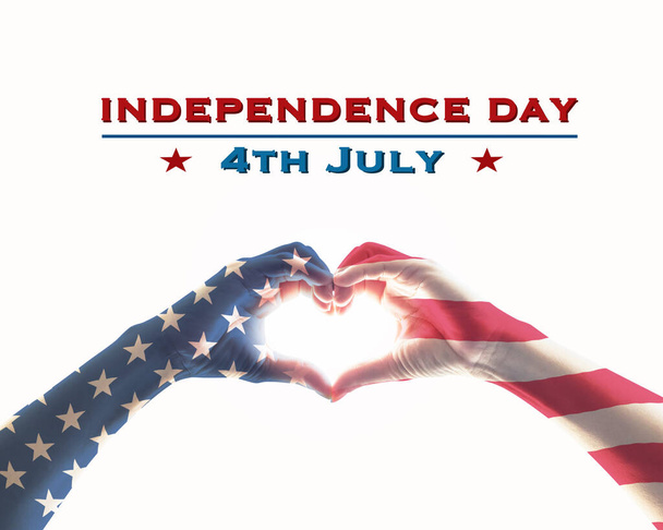 Día de la Independencia 4 de julio con patrón de bandera de los Estados Unidos de América en las manos de las personas en forma de corazón - Foto, Imagen