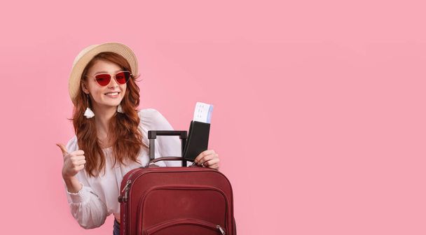 Traveler Girl In posa con biglietti e valigia Gesturing Thumbs-Up, Studio
 - Foto, immagini