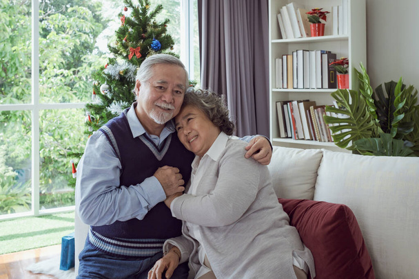 Ευτυχισμένο ζευγάρι γέροι ηλικιωμένοι άνδρες και γυναίκες αγκαλιασμένοι, χαρούμενοι με το χαμόγελο μαζί στο σπίτι, συνταξιοδότηση και την υγειονομική περίθαλψη τρόπο ζωής και εραστή έννοια - Φωτογραφία, εικόνα