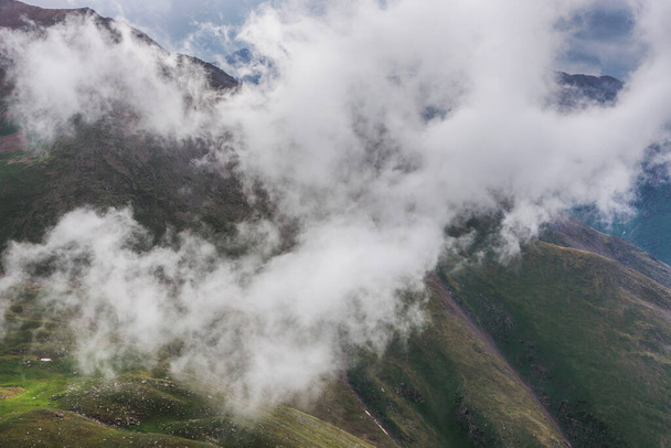 Schöne Landschaft mit Wolken über den Bergen. Naturlandschaft. - Foto, Bild