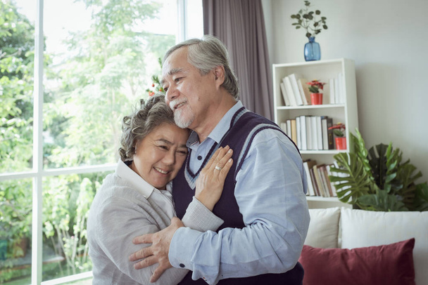 Gelukkig stel oude oudere senior man en vrouw knuffelen en blij met samen lachen thuis, pensioen en gezondheidszorg levensstijl en lover relatie concept - Foto, afbeelding