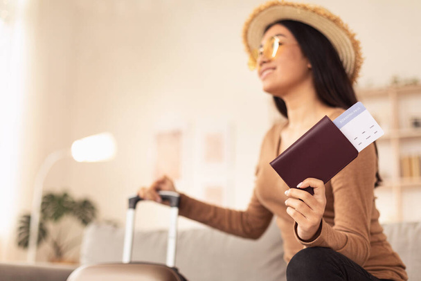 Стильна туристична дівчина тримає квитки в сонцезахисних окулярах вдома
 - Фото, зображення