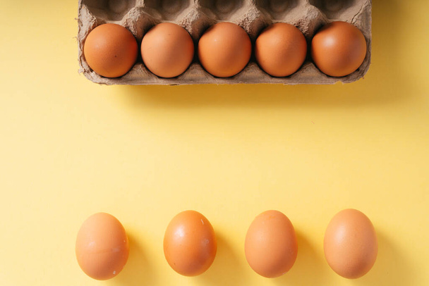 Karton kutuda organik tavuk yumurtası. Çiftlikten sağlıklı taze yiyecekler.. - Fotoğraf, Görsel