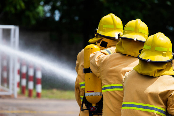 Пожежник у вогні
 - Фото, зображення
