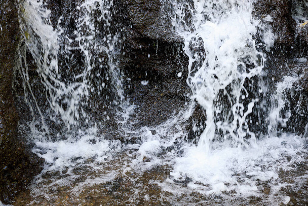 Primer plano de la cascada. Flujo dinámico de agua. Fondo de paisaje acuático. Energía del agua. Concepto de naturaleza y medio ambiente. Pucak Manik cascada Bali, Indonesia
 - Foto, Imagen
