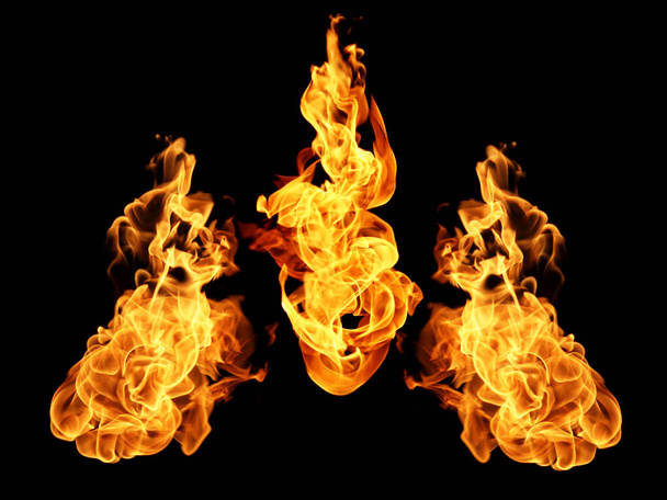 Collection de flammes de feu isolées sur fond noir - Photo, image