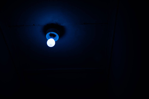 Luz azul que brilla en la habitación oscura
 - Foto, Imagen