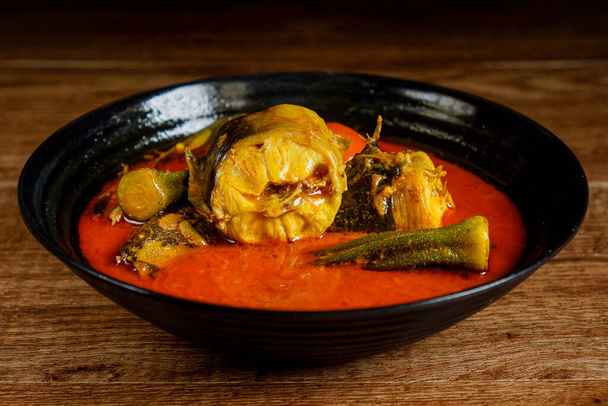 Wels mit würziger Currysoße und Gemüse - Foto, Bild