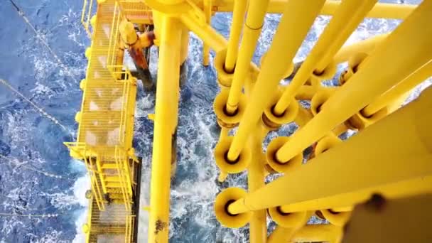 Olaj- és gázkitermelő résidők az offshore platformon - Felvétel, videó