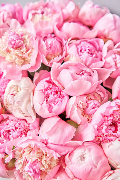 Floral χαλί ή ταπετσαρία. Όμορφο ροζ παιώνι λουλούδι για τον κατάλογο ή online κατάστημα. Έννοια ανθοπωλείου. Όμορφο φρεσκοκομμένο μπουκέτο. Παράδοση λουλουδιών - Φωτογραφία, εικόνα