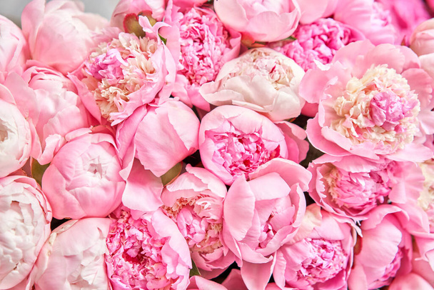 Floral χαλί ή ταπετσαρία. Όμορφο ροζ παιώνι λουλούδι για τον κατάλογο ή online κατάστημα. Έννοια ανθοπωλείου. Όμορφο φρεσκοκομμένο μπουκέτο. Παράδοση λουλουδιών - Φωτογραφία, εικόνα