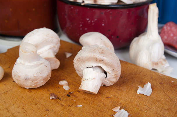 Cogumelos brancos
 - Foto, Imagem