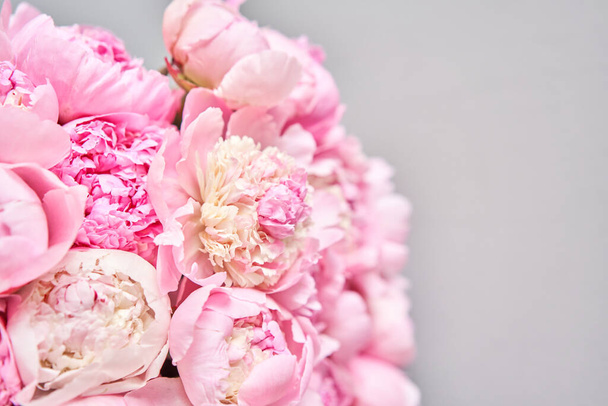 ピンクエンジェル金属の花瓶に牡丹を頬。カタログやオンラインストアのための美しい牡丹の花。花屋のコンセプト。美しい新鮮なカット花束。花配達 - 写真・画像