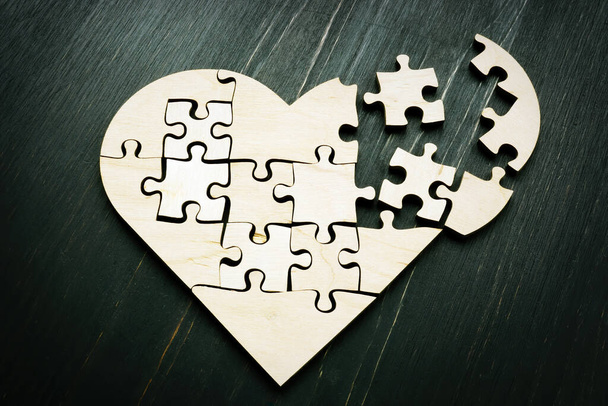 Heart from a broken puzzle with pieces. Symbol of divorce cardiovascular disease. - Fotoğraf, Görsel
