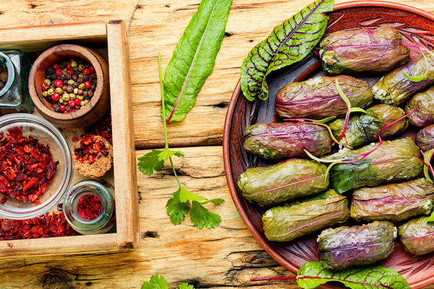 Dolma, tolma e sarma, folhas de azeda recheadas com arroz e carne.Cozinha árabe - Foto, Imagem