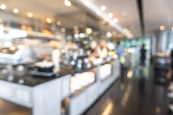 Шведський стіл в готельному ресторані внутрішній розмитий фон з розмитою відкритою кухнею лічильник послуг харчування бізнесу з персоналом шеф-кухаря, який готує на сніданок, обід або вечерю
  - Фото, зображення
