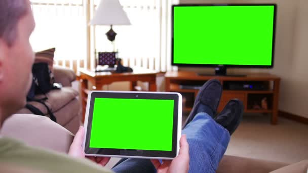 ipad を持つ男は、テレビを見る - 映像、動画