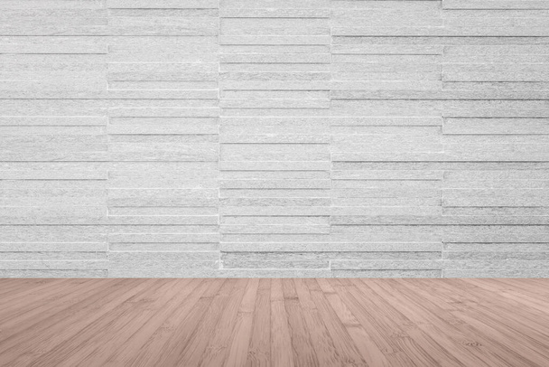 Γρανίτης πλακιδίων τοίχου μοτίβο υφή φόντο σε ανοιχτό γκρι χρώμα με ξύλινο πάτωμα σε κόκκινο καφέ τόνο  - Φωτογραφία, εικόνα