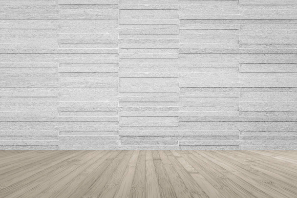 Fond moderne de motif de mur de tuiles de marbre de couleur gris blanc clair avec plancher en bois dans le ton brun sépia  - Photo, image