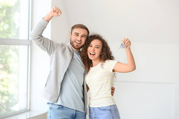 Szczęśliwa młoda para z kluczem w nowym mieszkaniu - Zdjęcie, obraz