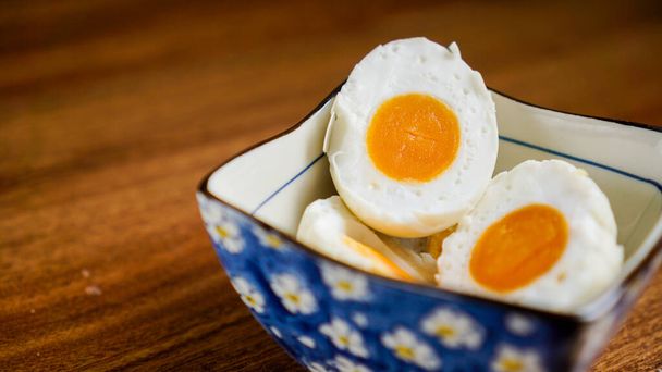 Un œuf de canard salé est un produit alimentaire chinois en conserve fabriqué en trempant les œufs de canard dans de la saumure ou en les emballant dans du charbon salé humide. Les œufs de canard salés sont normalement bouillis ou cuits à la vapeur
. - Photo, image