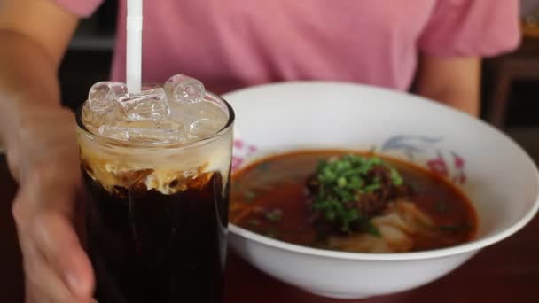 Drinken lokale ijskoude zoete zwarte koffie, voorraad beeldmateriaal - Video