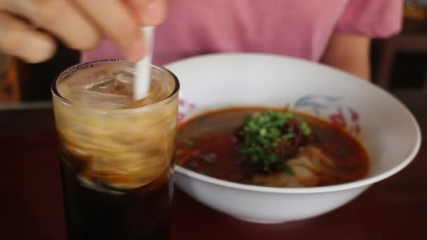 Drinken van lokale ijskoude zoete melk koffie, stock footage - Video